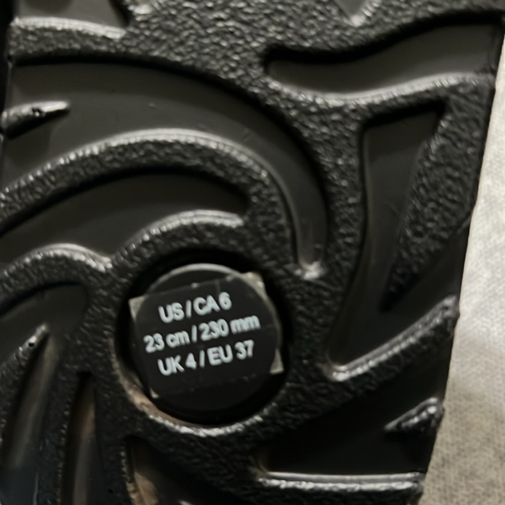 NWOT Kirkland Signature Ladies' Shearling Boot - Picture 7 of 14